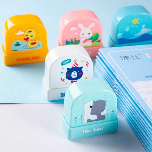 # Sceau de nom d'enfant en option Tampon de nom d'étudiant personnalisé Vêtements de maternelle Autocollant de nom étanche Kawaii Tampon Montessori Cadeau